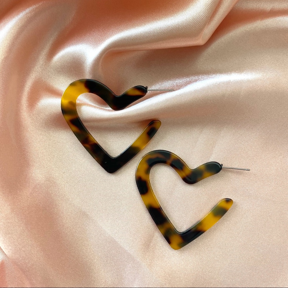 Tortoise shell Heart Hoop Earrings - Picture 4 of 8